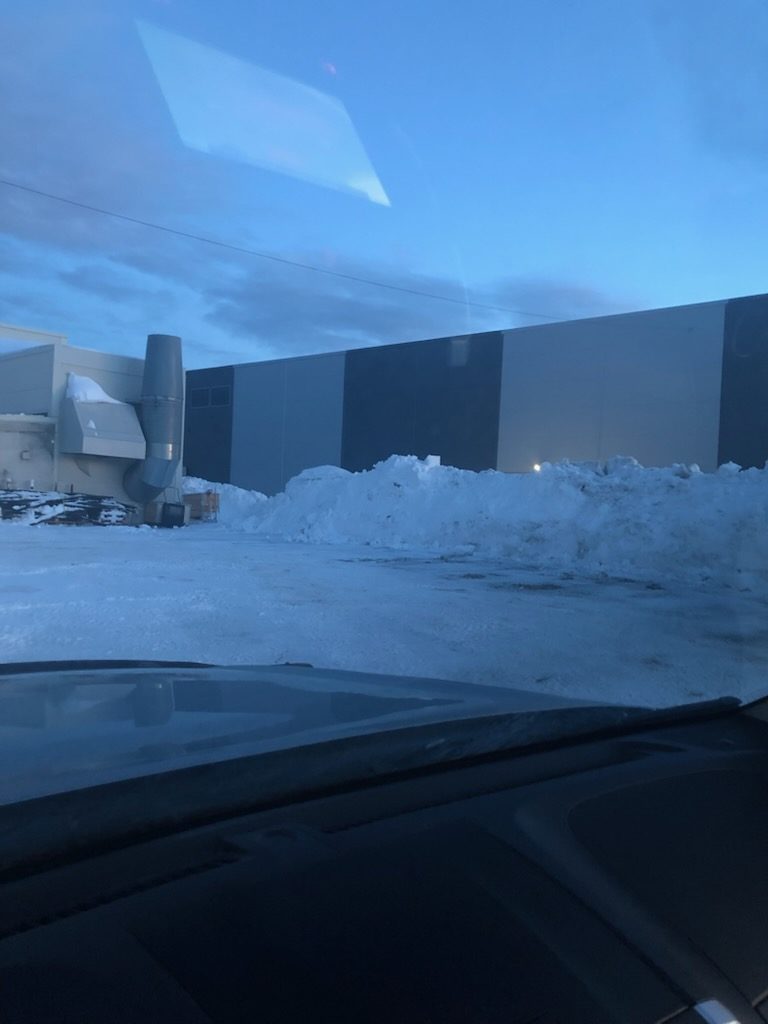 Brøytet uteområde foran industribygg